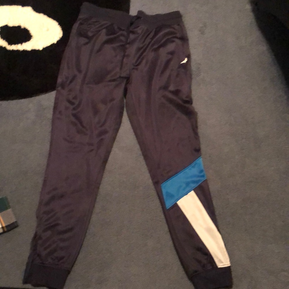 Men staple nylon jogger very comfy size medium. Zippers on the legs as well.
